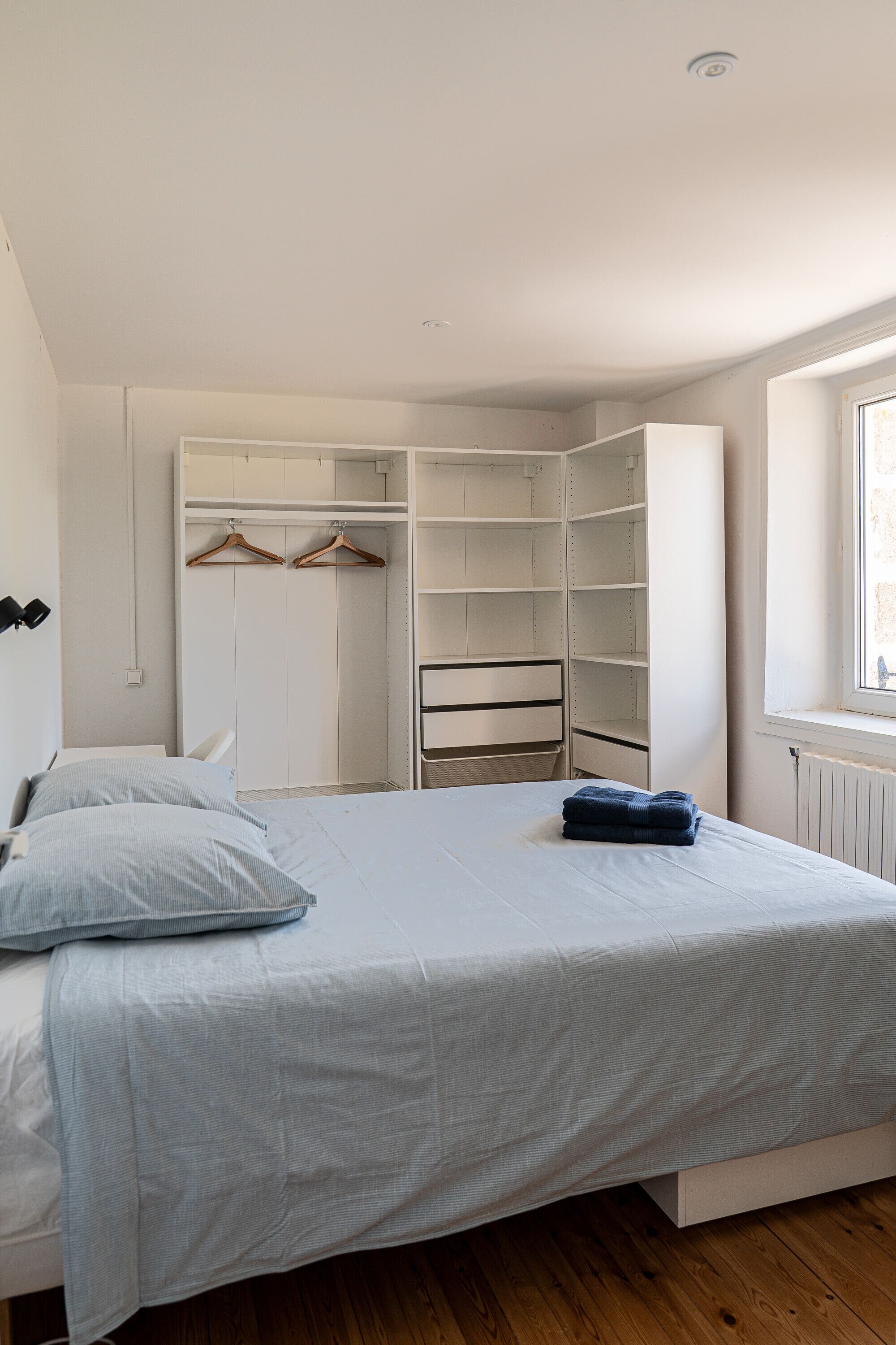 6 bedrooms, iron/ironing board, WiFi, bed sheets