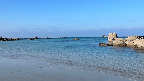 A beach with clear water, sandy shore, and large rocks. - Ty Bidou, charming house near the sea (Kerlouan)