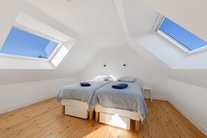 6 bedrooms, iron/ironing board, WiFi, bed sheets