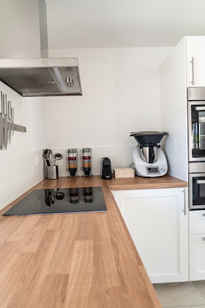 Kühlschrank, Mikrowelle, Ofen, Herdplatte