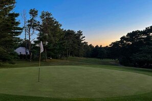 Golf - Cozy dog friendly cottage: close to beaches & large fenced yard (Cotuit)