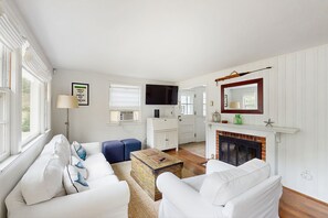 TV - Cozy dog friendly cottage: close to beaches & large fenced yard (Cotuit)