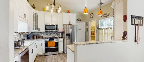 ثلاجة، ميكروويف، فرن، موقد طهي مسطح