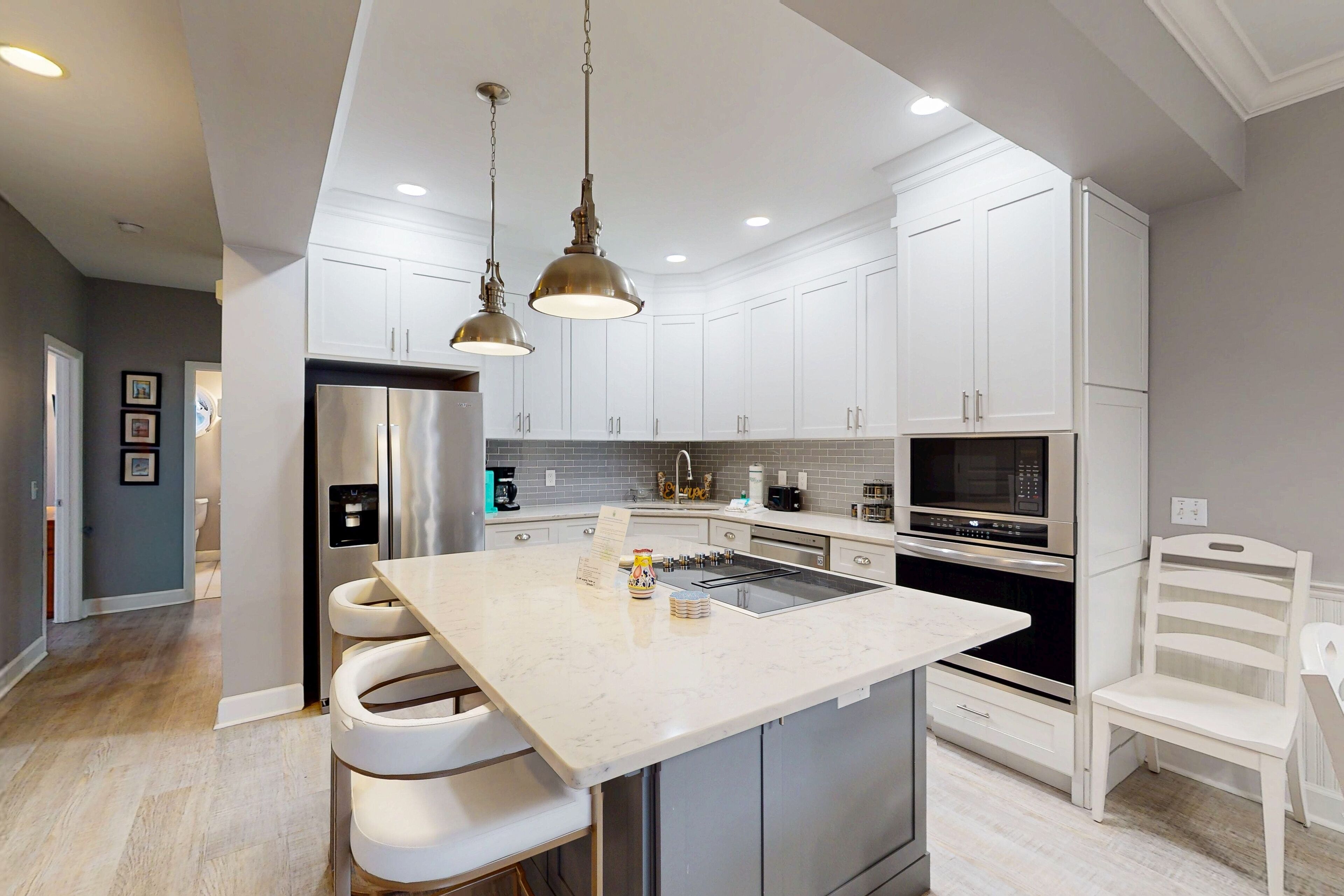 Frigorífico, microondas, horno y placa de cocina