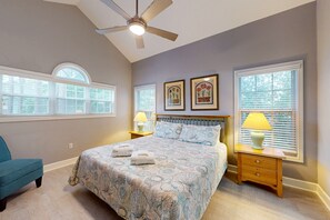 4 soverom, strykejern/-brett, internettilgang og sengetøy