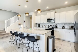 Refrigerador, microondas, horno y lavavajillas 