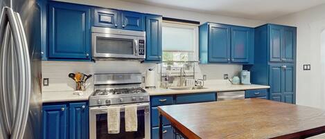 冷蔵庫、電子レンジ、オーブン、コンロ