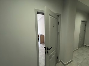 Standard tvåbäddsrum - utsikt mot bergen | Skrivbord, arbetsyta för laptop och gratis wi-fi