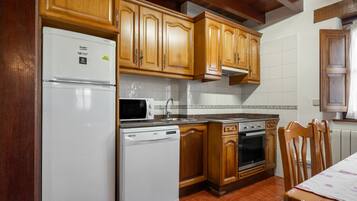 Een koelkast, een magnetron, een oven, een kookplaat