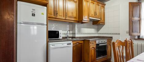 Refrigerador, microondas, horno, placa de cocina