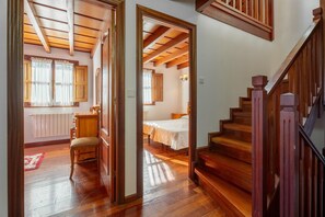 4 habitaciones, tabla de planchar con plancha y ropa de cama 