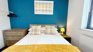 1 bedroom, iron/ironing board, free WiFi - 8 Cross Court, Stafford (Stafford)