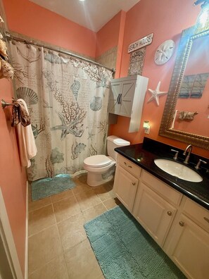 Dusj, hårføner, håndklær og såpe