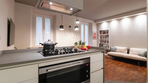Réfrigérateur, four à micro-ondes, un four, surface de cuisson