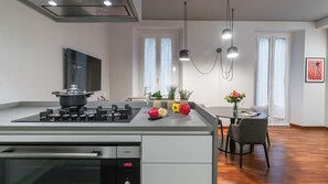 Frigorifero, microonde, forno, piano cottura