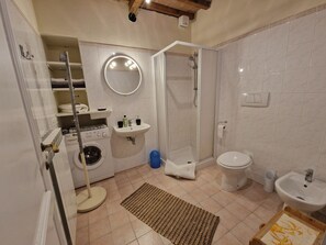 Een douche, gratis toiletartikelen, een haardroger, handdoeken