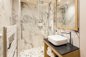 Apartment | Bathroom | Rainfall showerhead, eco-friendly toiletries, hair dryer, towels - Merveil Signature Suite - Bateliere (Paris)