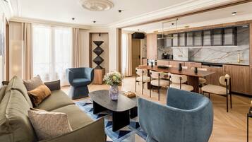 Apartment | Wohnbereich | 43-Zoll-Smart-TV mit Kabelempfang, Netflix, Streaming-Dienste