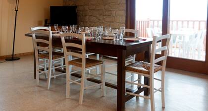 Cottage 'Gîte Télégraphe, Sonnay' mit Bergblick, Gemeinschaftspool und WLAN