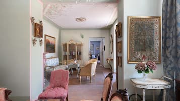 Villa, vistas al lago | Zona de estar | Televisión de 30 pulgadas con canales digitales