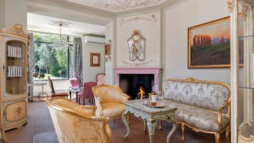 Villa, vistas al lago | Zona de estar | Televisión de 30 pulgadas con canales digitales