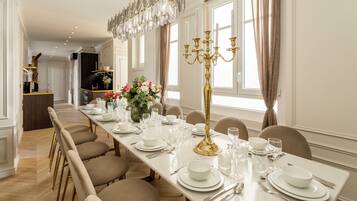 Appartement, vue ville | Cuisine privée | Réfrigérateur, micro-ondes, four, plaque de cuisson