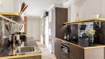 Appartement, vue ville | Cuisine privée | Réfrigérateur, micro-ondes, four, plaque de cuisson