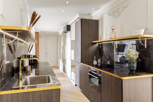 Appartement, vue ville | Cuisine privée | Réfrigérateur, micro-ondes, four, plaque de cuisson