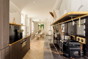 apartman, kilátással a városra | Privát konyha | Hűtőszekrény, mikrohullámú sütő, sütő és főzőlap