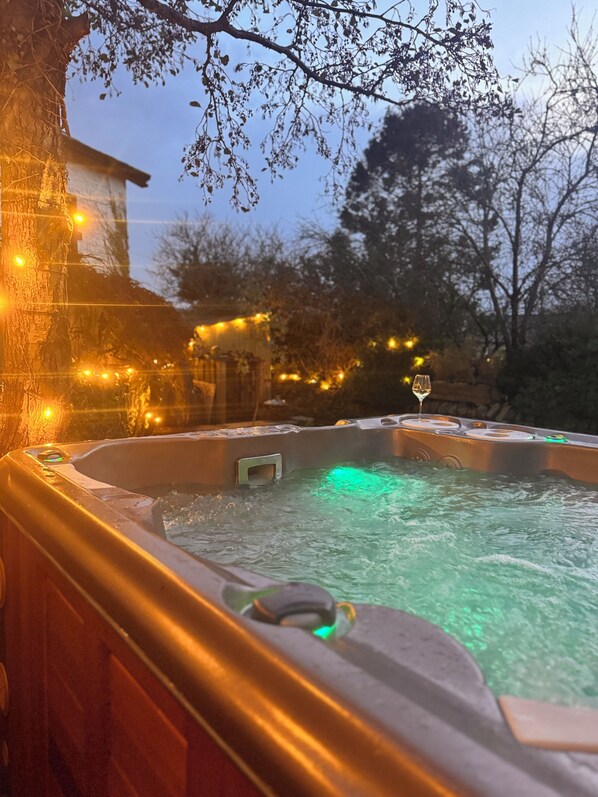Outdoor spa tub - Magical Cottage 3-bedroom cottage with Hot tub in Long Preston (Long Preston)