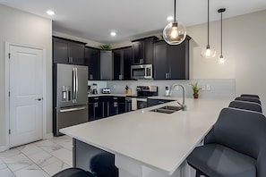 Kjøleskap, mikrobølgeovn, ovn og oppvaskmaskin