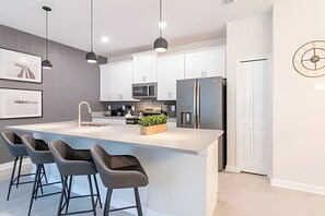 Kjøleskap, mikrobølgeovn, ovn og oppvaskmaskin