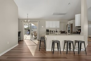 Réfrigérateur, micro-ondes, four, lave-vaisselle