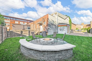 Property grounds - Stylish Private 1BR Retreat - Firepit, Walk-In Closet + Laundry, 12-Ft Ceilings (St. Louis)