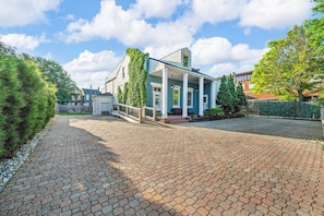 Exterior - Stylish Private 1BR Retreat - Firepit, Walk-In Closet + Laundry, 12-Ft Ceilings (St. Louis)