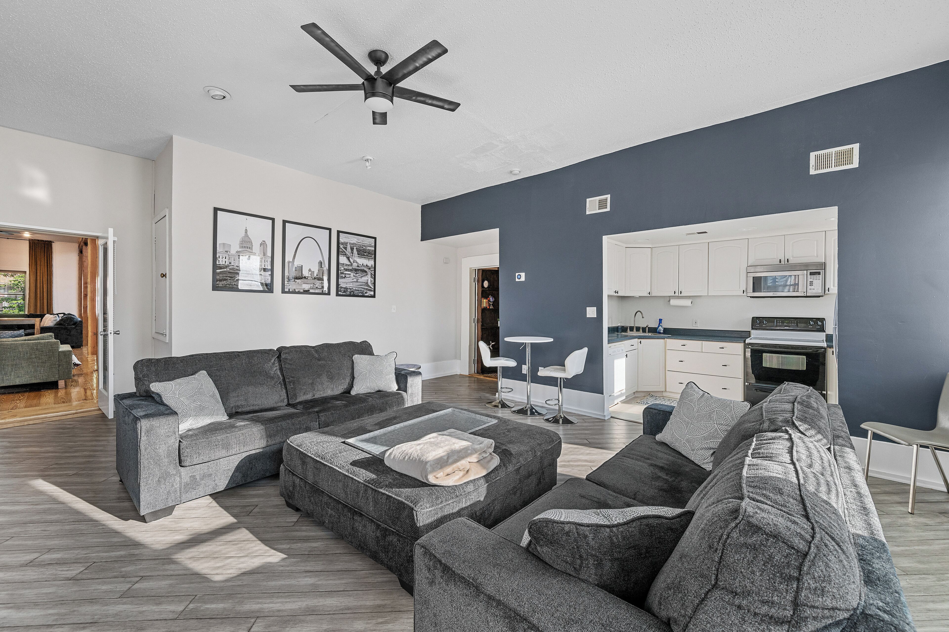 Televisión y chimenea 