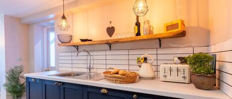 Kühlschrank, Mikrowelle, Ofen, Geschirrspüler