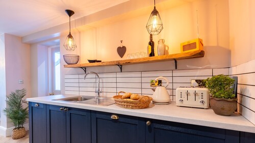 Church House - sleeps 6 guests  in 3 bedrooms