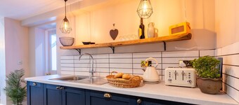 Church House - sleeps 6 guests  in 3 bedrooms