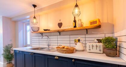 Church House - sleeps 6 guests in 3 bedrooms