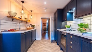 ثلاجة، ميكروويف، فرن، غسالة أطباق