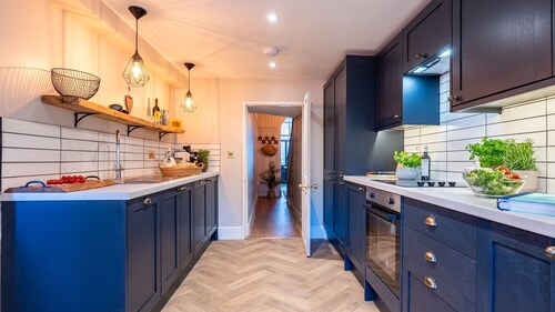 Church House - sleeps 6 guests  in 3 bedrooms