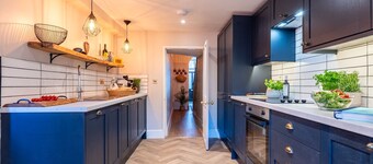 Church House - sleeps 6 guests  in 3 bedrooms