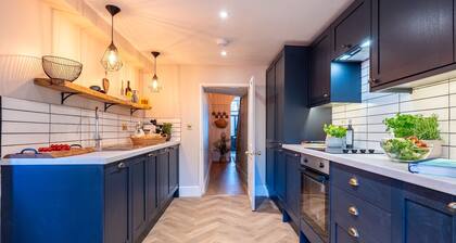 Church House - sleeps 6 guests in 3 bedrooms