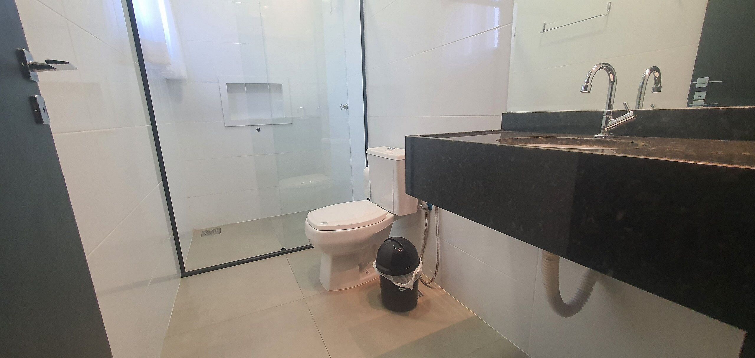 Basic Apartment | Bathroom