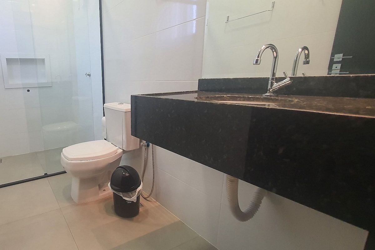 Basic Apartment | Bathroom