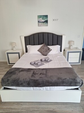 3 bedrooms, desk, iron/ironing board, travel crib