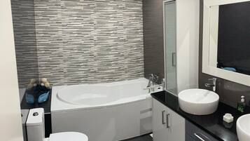 Doccia, asciugacapelli, bidet, asciugamani