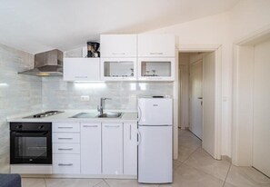 ثلاجة، ميكروويف، فرن، ماكينة لصنع القهوة/الشاي