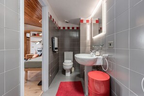 Dusche, Haartrockner, Bidet, Handtücher